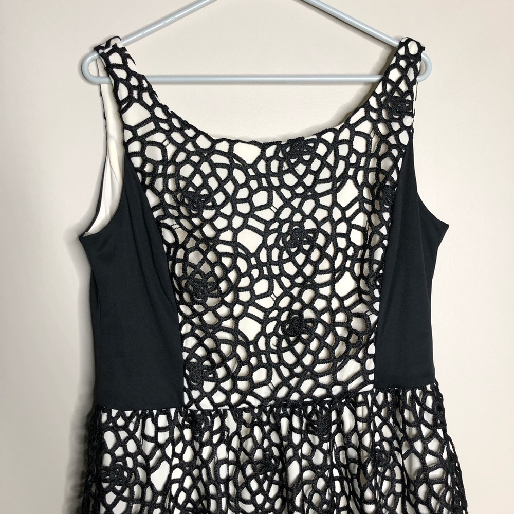 Issac Mizrahi Black Crocheted Dress with Off White Underlay SZ 14 - Picture 4 of 13